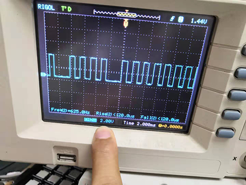 將示波器的電壓刻度設(shè)為2V，時間刻度設(shè)為2ms